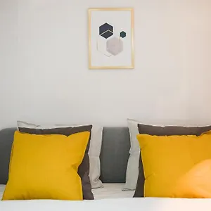 Cosy In Perfect Location Apartment