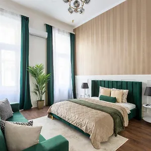 https://luxurious-prestige-residence-next-to-the-new-york-cafe.inbudapesthotels.com